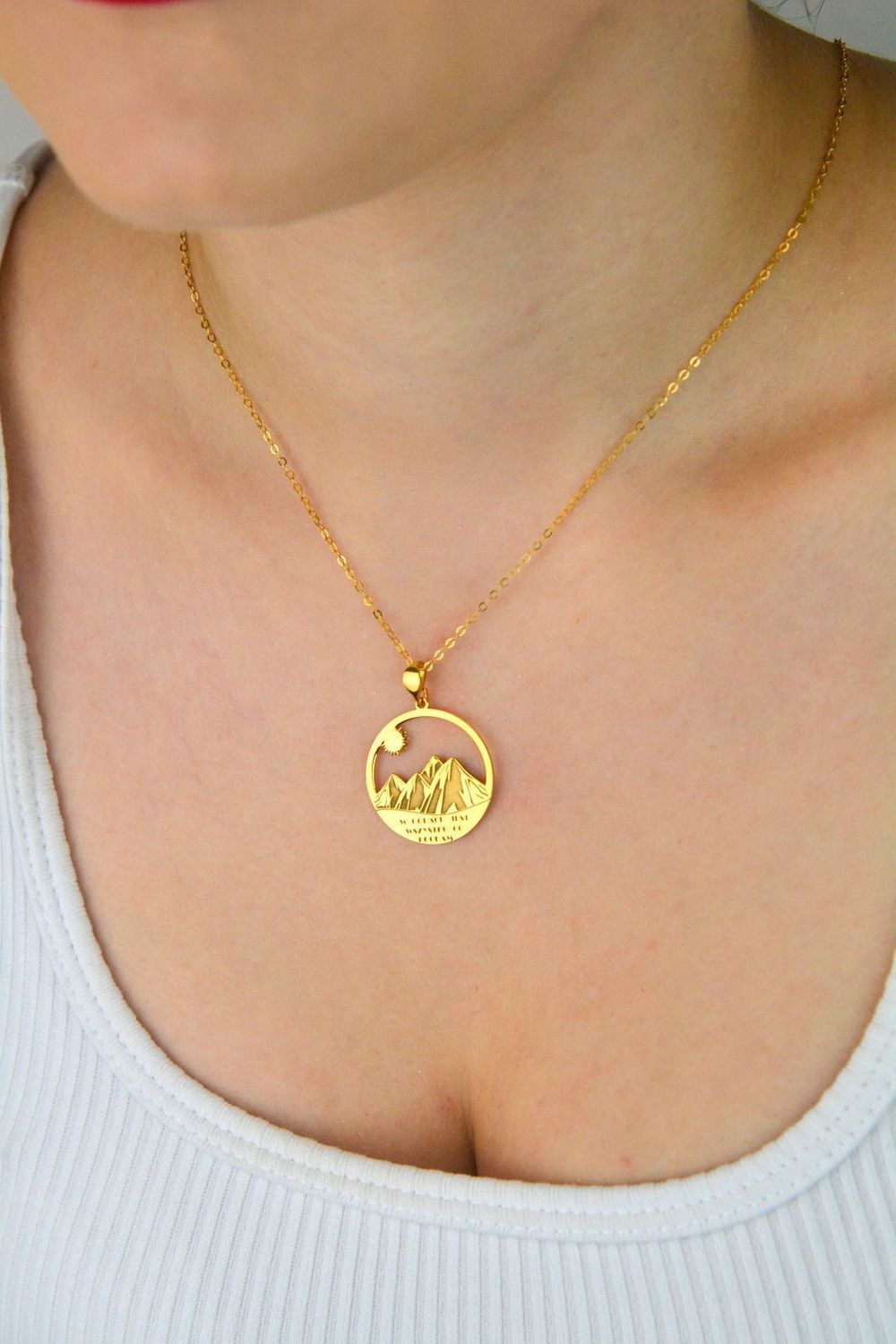 Pozłacany naszyjnik z górami ze srebra 925, idealny dla miłośników natury. Możliwość darmowego graweru. Produkt polski, zapakowany w firmowe pudełko – idealny na prezent.2.jpg